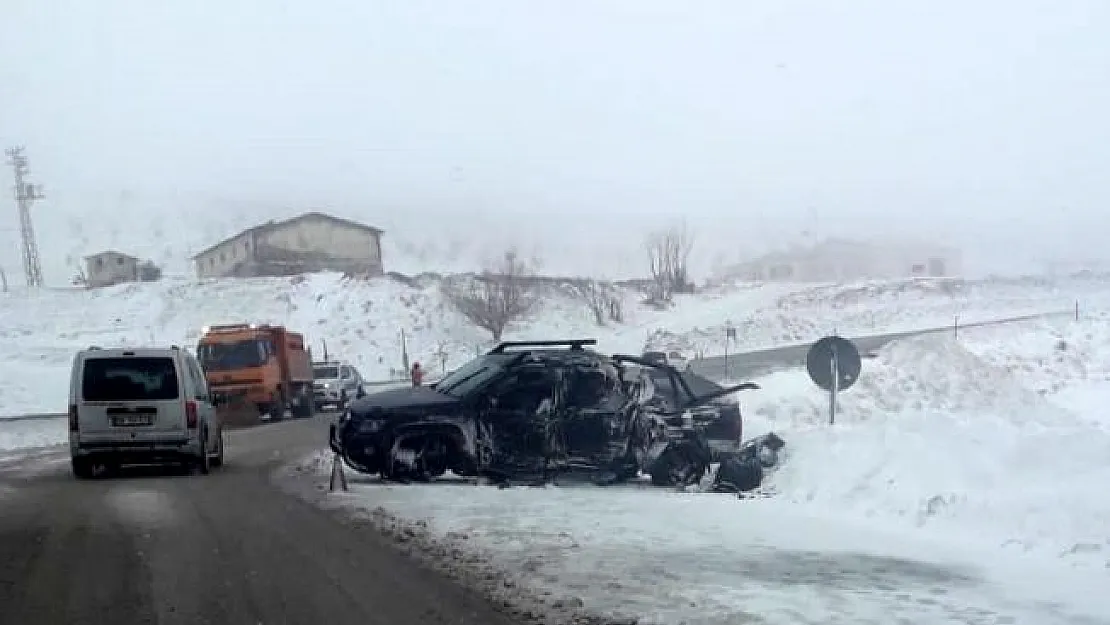 Sivas'ta kamyonetle çekici çarpıştı: 1 ölü, 3 yaralı