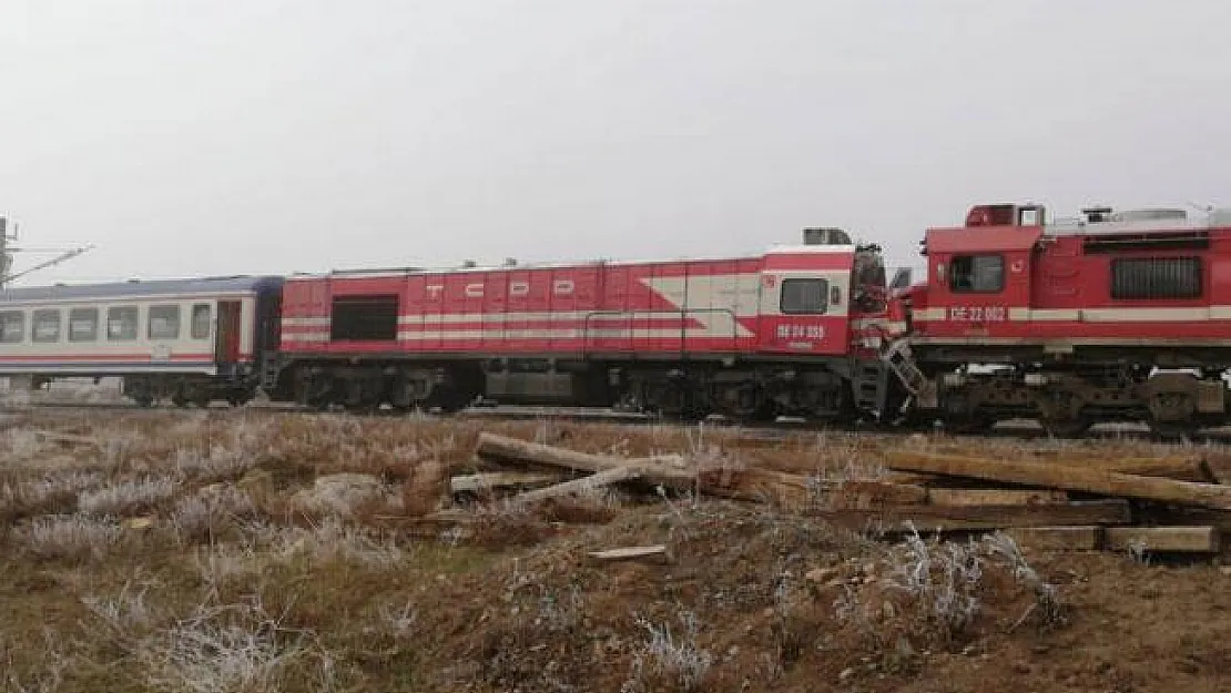 Sivas'ta Yolcu Treni İle Yük Treni Çarpıştı ! Çok Sayıda Yaralı Var