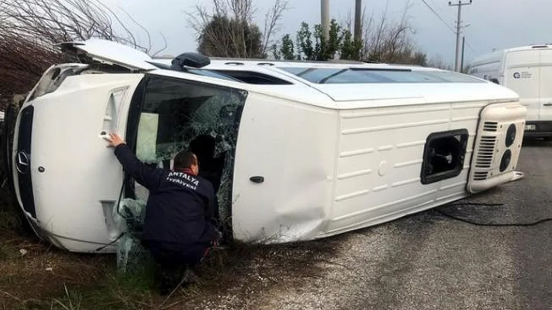 Şoförü Kalp Krizi Geçiren Öğrenci Servisi Devrildi! Ölü Ve Yaralılar Var