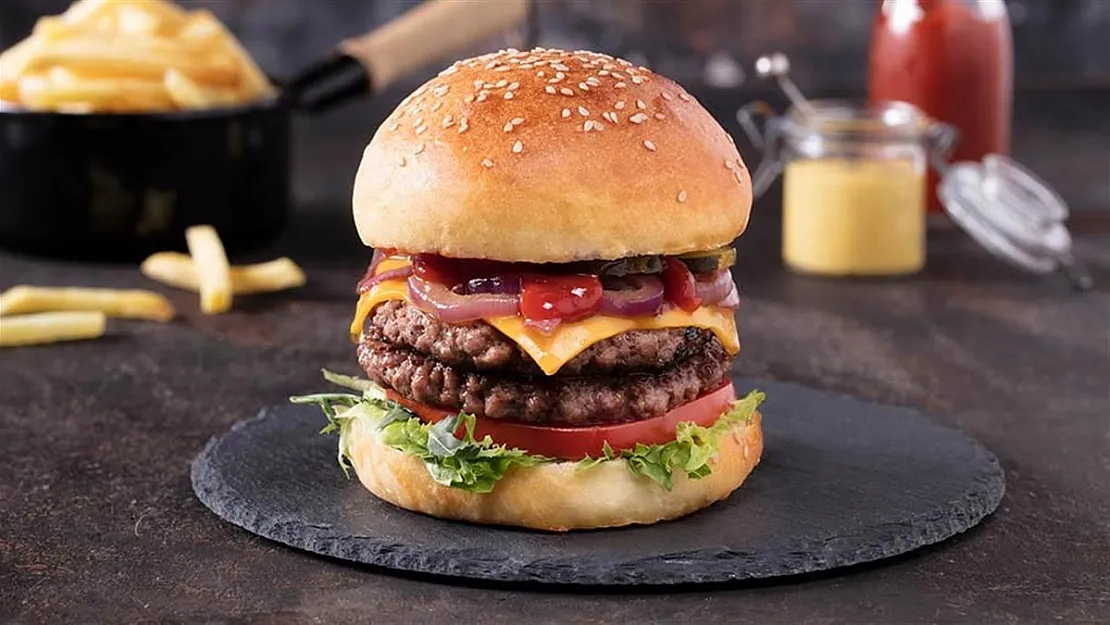 Şok edici olay! Yediği hamburgerin içinden bakın ne çıktı...