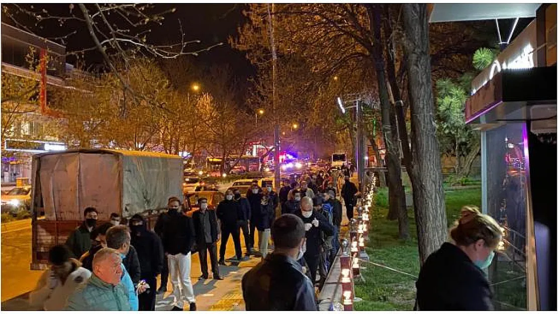 Sokağa çıkma yasağı gelince sosyal mesafe unutuldu! Vatandaşlar marketlere ve fırınlara akın etti!