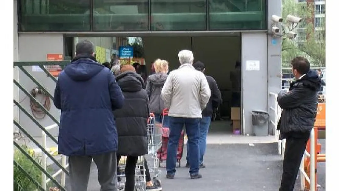 Sokağa çıkma yasağı öncesi alışveriş yapacaklar dikkat! Alışveriş kuyruğu sokaklara taştı!
