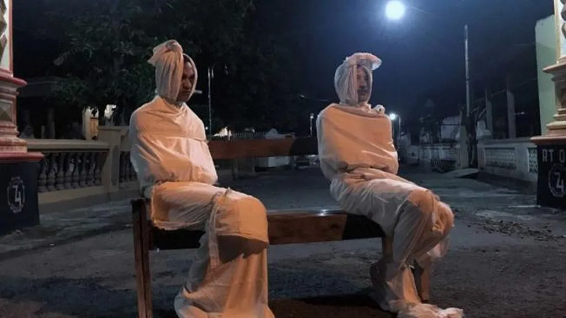 Sokağa çıkmamaları için kefenli hayaletler devriye gezmeye başladı!