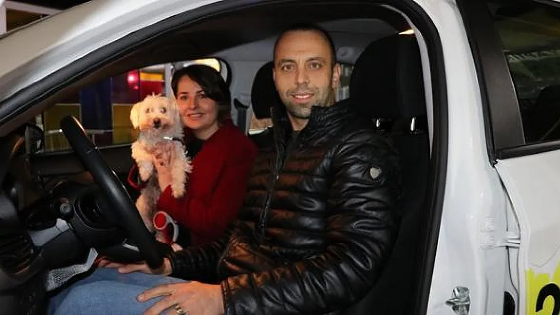 Sokakta bulduğu köpek koltukları kirletince sıfır bir araba kazandı!