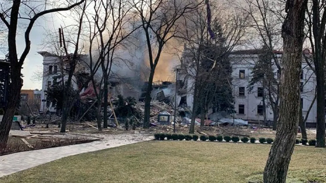Son dakika acil koduyla duyuruldu! Yüzlerce sivilin saklandığı tiyatro salonu bombalandı!