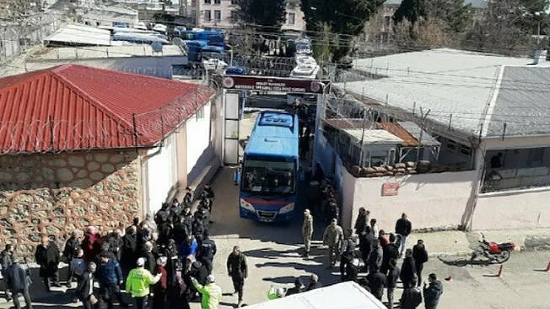 Son dakika Adıyaman cezaevindeki 814 mahkum diğer cezaevlerine sevk edilmeye başlandı