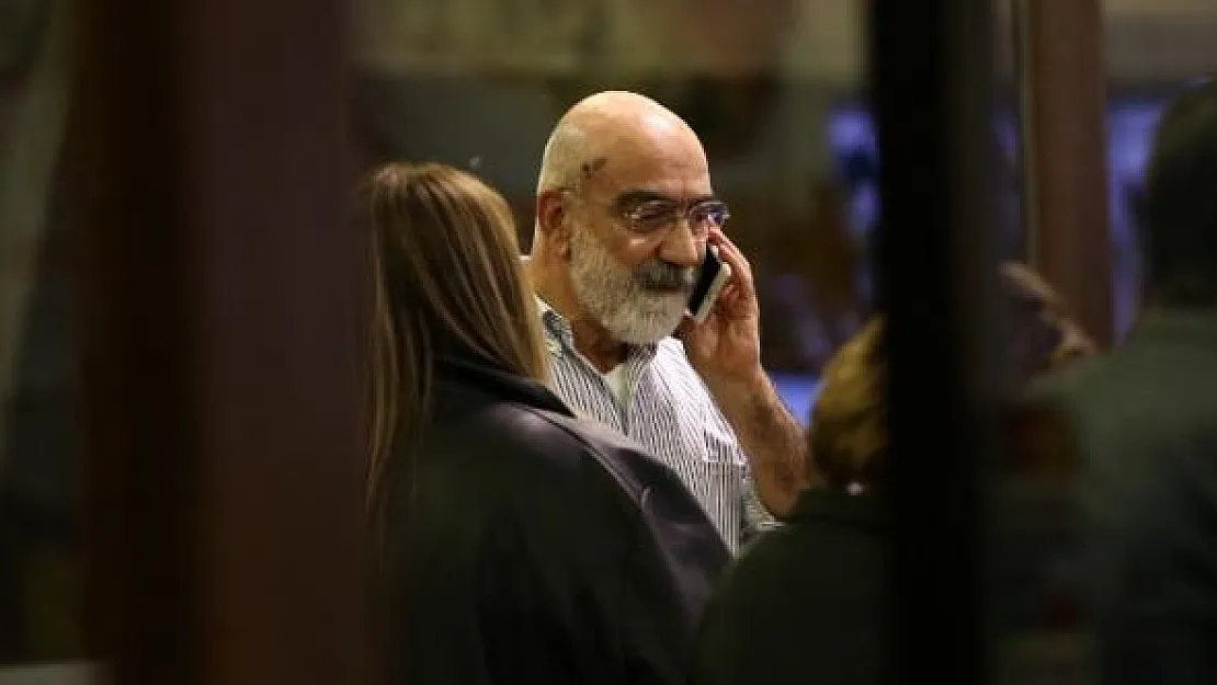 Son dakika: Ahmet Altan hakkında flaş karar! Yakalandığı yerde tutuklanacak!