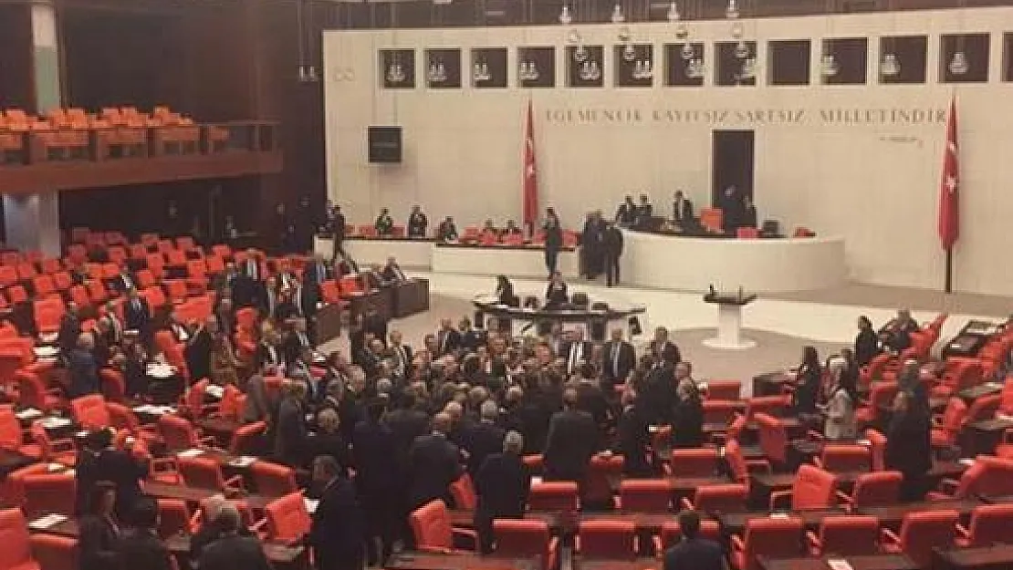 Son Dakika: Bütçe Görüşmelerinde Meclis'te Kavga Çıktı ! Milletvekilleri Birbirine Girdi