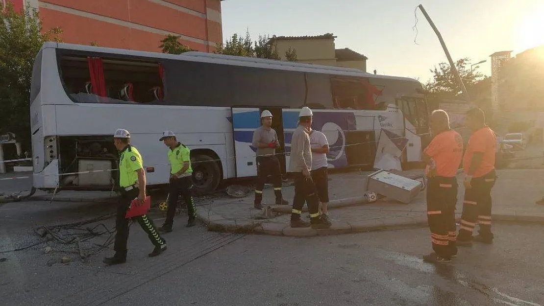 Son Dakika!.. Denizli'nin Pamukkale ilçesinde yolcu otobüsü kazası! 3 araç birbirine girdi