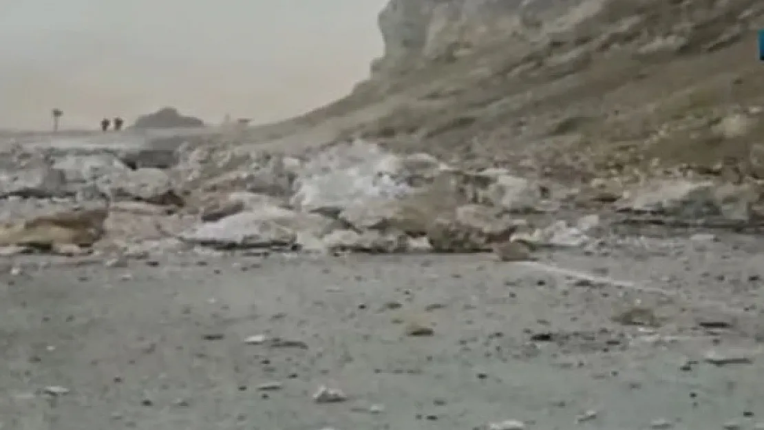 Son dakika deprem sonrasında karayolunda heyelan!