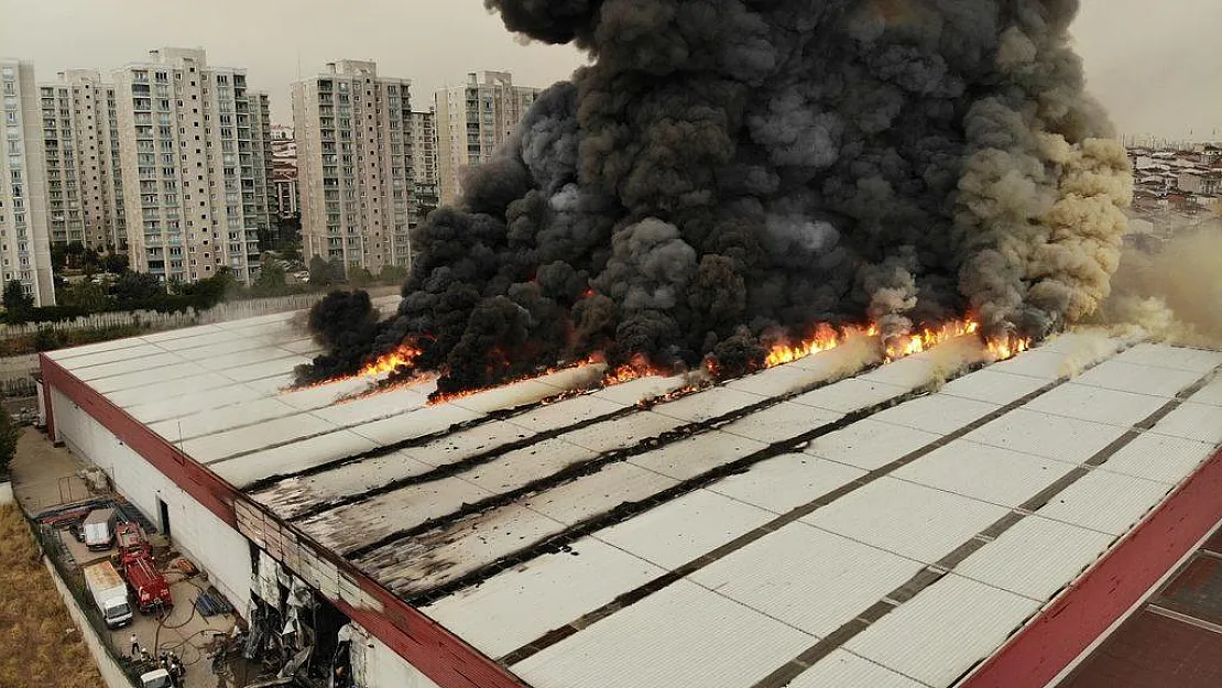 Son dakika İstanbul'da korkutan yangın! Patlama sesleri geliyor..
