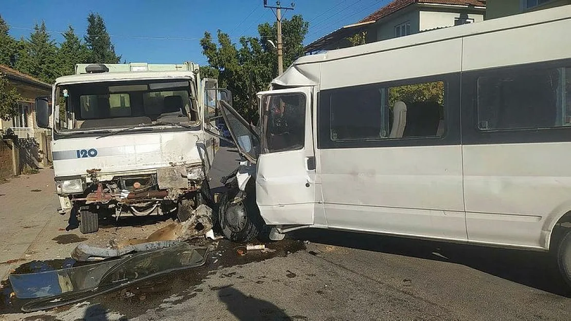 Son dakika! Korkunç kaza oldu: İşçi servisi ile çöp kamyonu kafa kafaya çarpıştı
