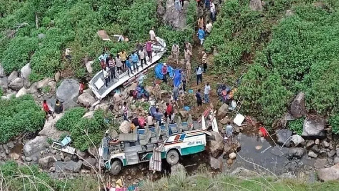 Son dakika korkunç kaza oldu! Yolcu otobüsü 500 metreden uçuruma yuvarlandı: 32 kişi öldü, 20 kişi yaralandı