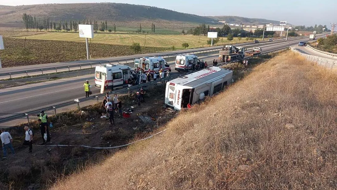 Son dakika otoyolda can pazarı kuruldu! Onlarca yaralı var: Otobüs asker adaylarını taşıyordu