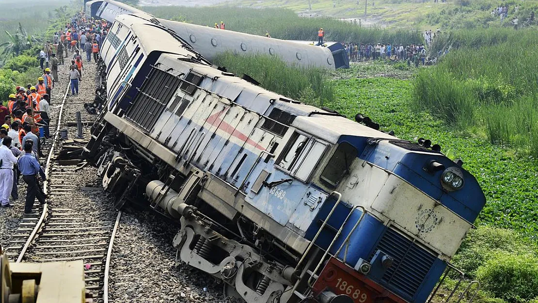 Son dakika tren kazası oldu! Tren raydan çıktı: Onlarca ölü çok sayıda yaralı var!