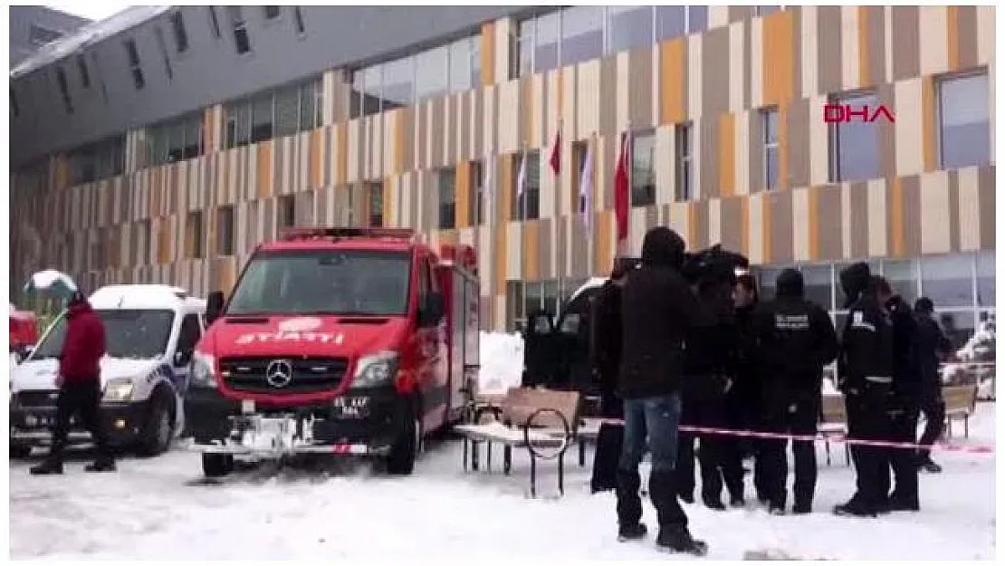 Son Dakika! Van'da bir poliklinik girişindeki cam tavan çöktü! 9 yaralı