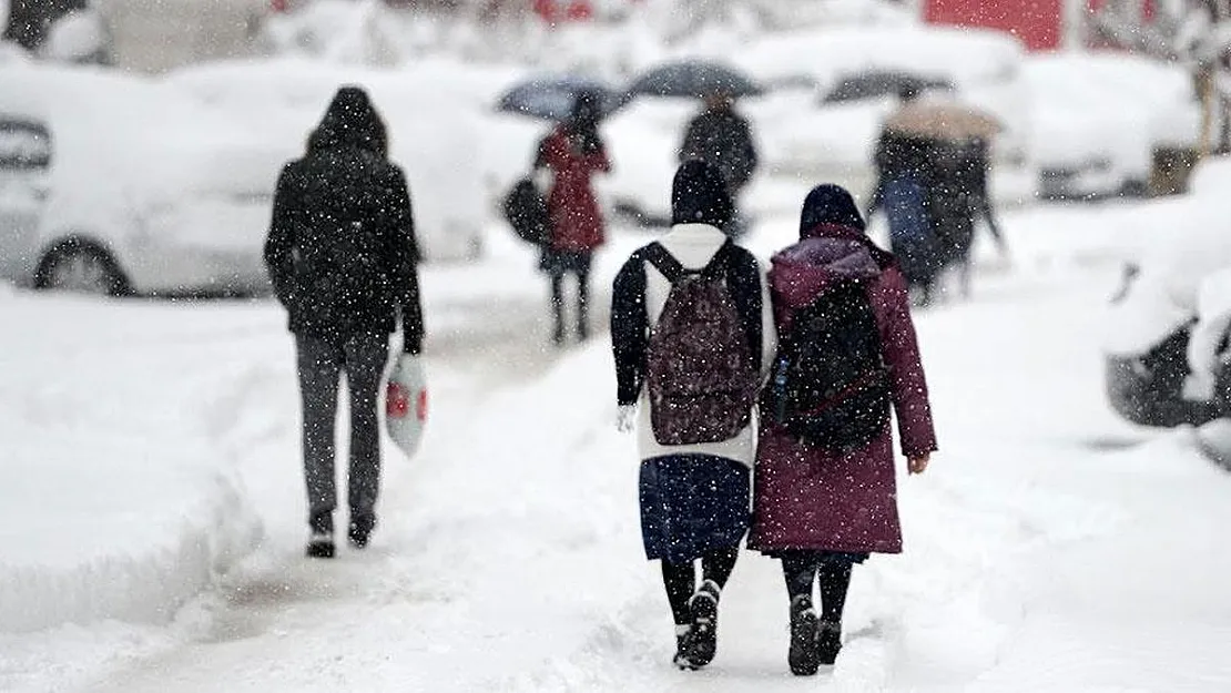Son dakika yoğun kar yağışı var! Kaymakamlıklar peş peşe duyurdu: O illerde okullar tatil edildi
