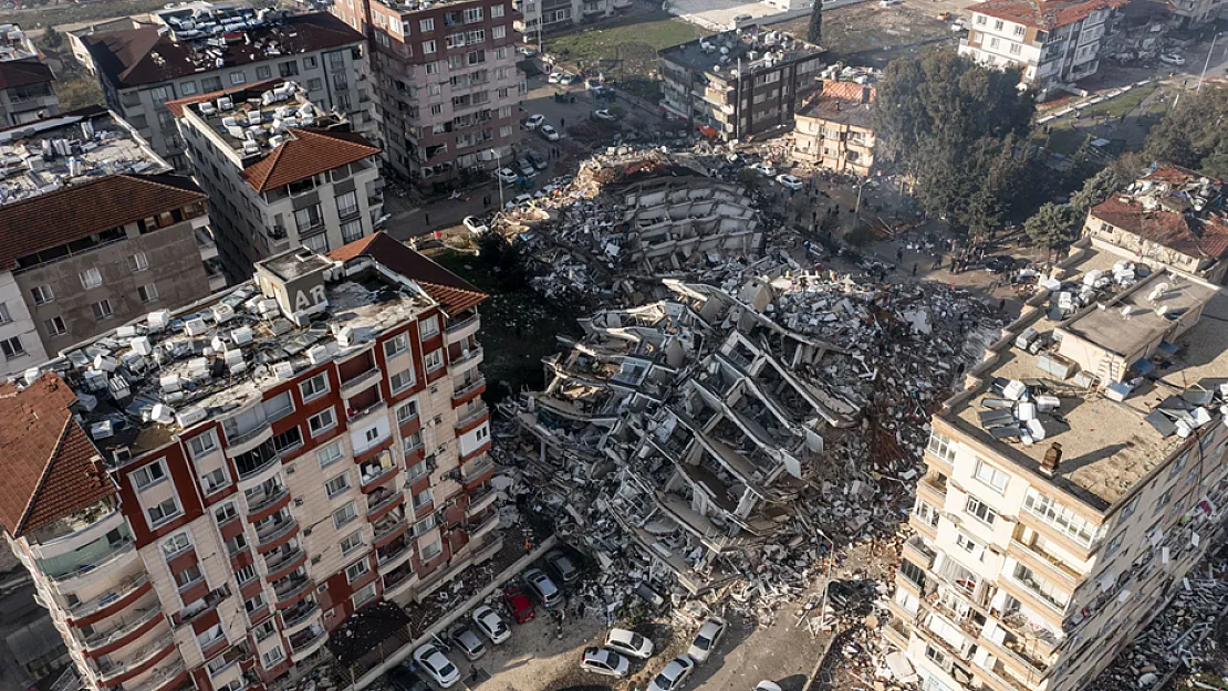 Sosyal medya fenomenleri deprem bölgesi için canlı yayın açtı! Saatler süren yayın ile yardım kampanyası çığ gibi büyüdü!