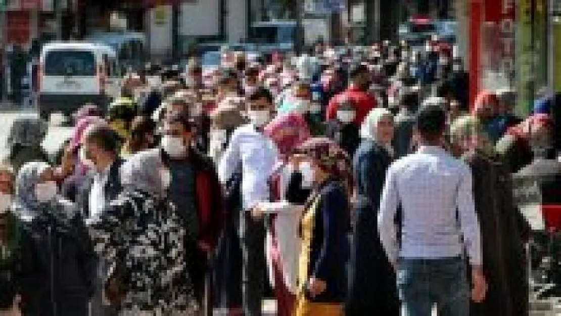 Sosyal yardımından yararlanmak için PTT önlerinde uzun kuyruklar oluştu!