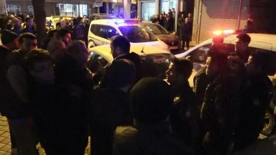 Sultangazi'de Dehşet! Karısını Döven Adam, Araya Girenleri Bıçakladı! Yaralılar Var