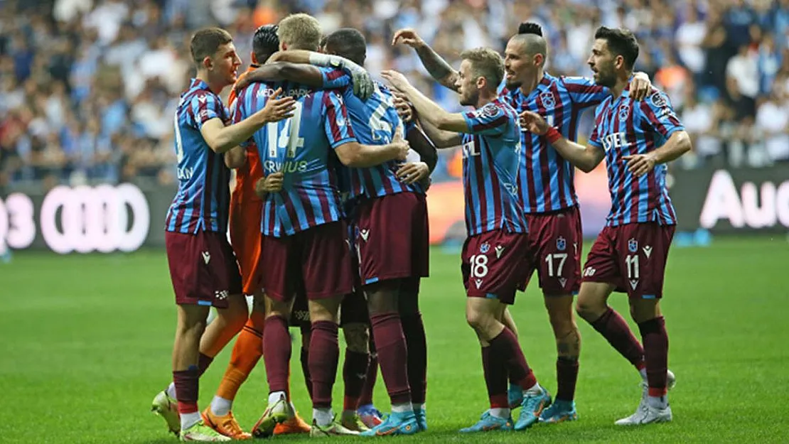 Süper Lig'de Şampiyon Trabzonspor! Bitiş Düdüğüyle Taraftarlar Sahayı Bastı!