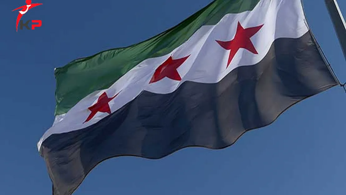 Suriye'nin Türkiye Sınırında Özgür Suriye Ordusuna Ait Devrim Bayrağı Asıldı