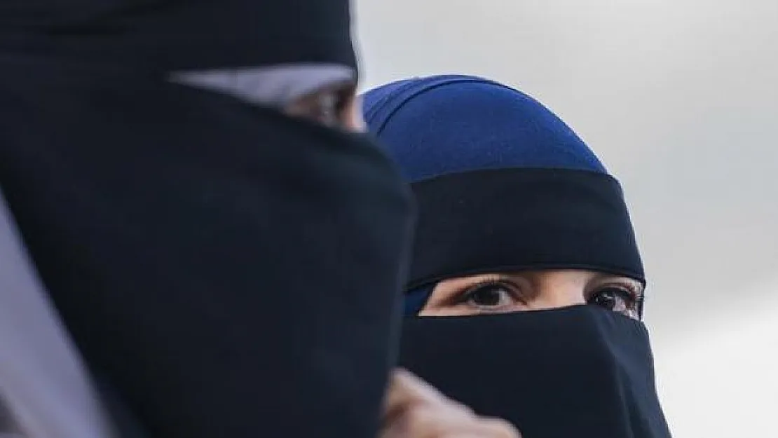 Suudi kadınlar, 'Peçe ayağımın altında' etiketiyle eylem yaptılar