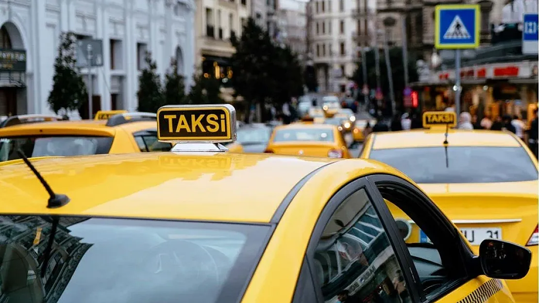 Taksilere akıllı tepe lambası sistemi geliyor! Boş, Dolu, Rezerve veya S.O.S yazacak!