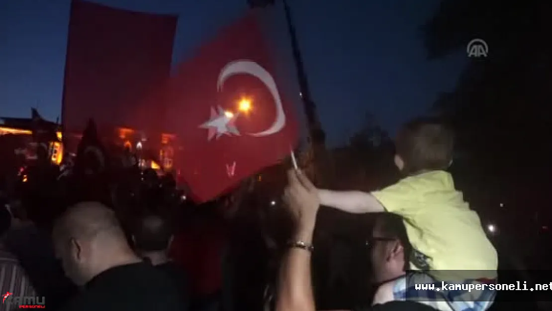 Taksim Meydanı ve Emniyet Müdürlüğü Önünde Vatandaş Nöbette