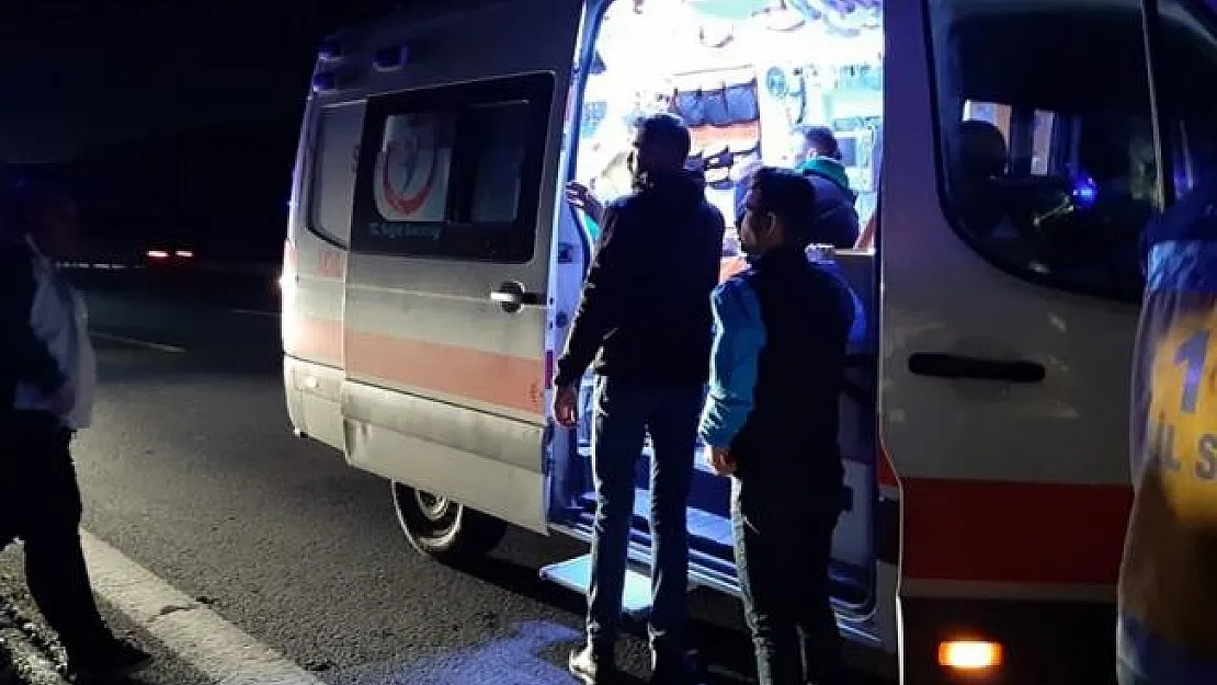 Taraftar Minibüsü Tırla Çarpıştı! Çok Sayıda Yaralı Var