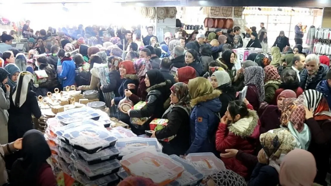 Tarım Kredi Market önünde izdiham! İçerisi ana baba günü: 5 litre yağ 92,50 TL, toz şekerse bedavadan biraz pahalı