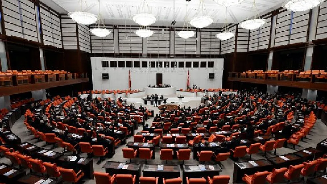TBMM'de Fezlekesi Bulunmayan Tek Lider Ahmet Davutoğlu