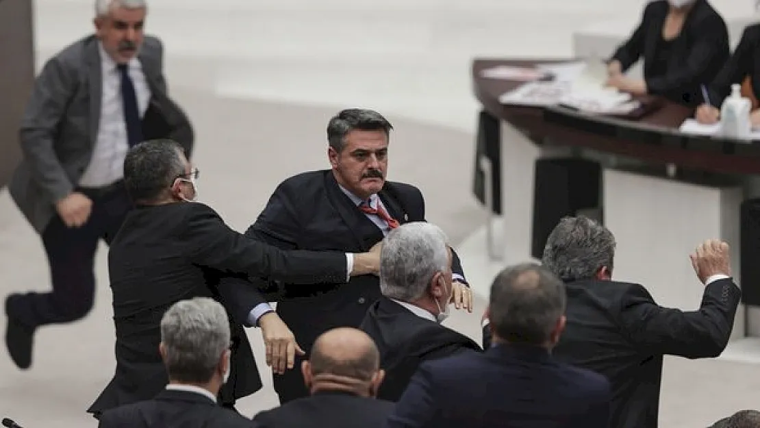 TBMM'den Ortalık Karıştı! Milletvekilleri Yine Yumruk Yumruğa Kavga Etti!