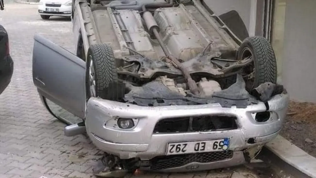 Tekirdağ Süleymanpaşa'da bir otomobil 10 metre yükseklikten site bahçesine düştü!