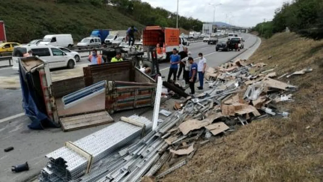 TEM Otoyolu Sultanbeyli mevkiinde trafik kazası!