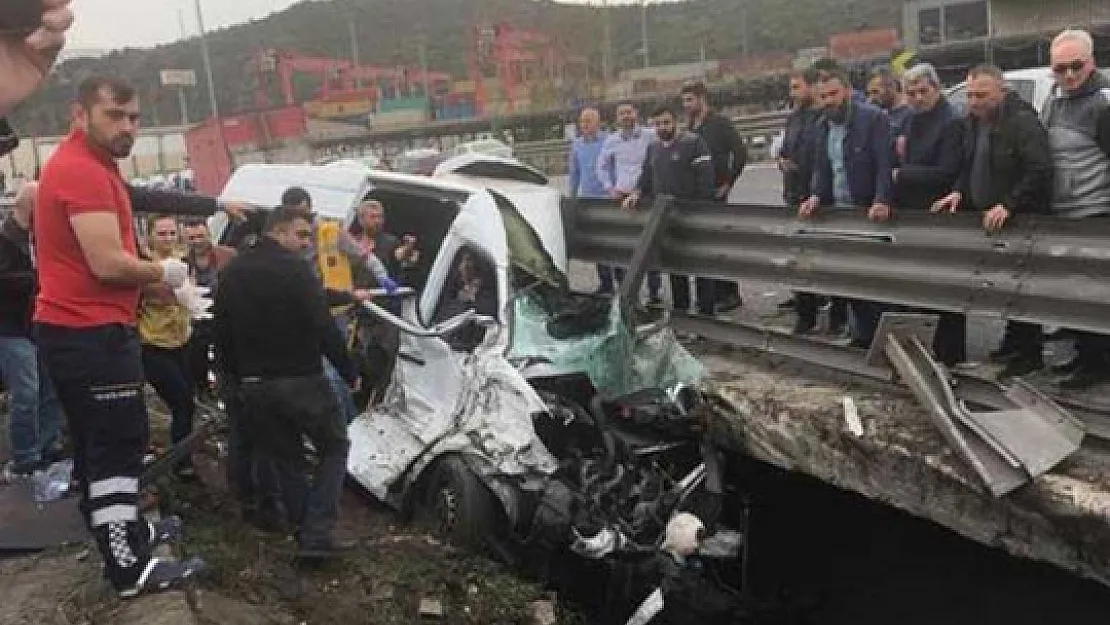 TEM'de Vali ve Kaymakamların Eşlerinin Olduğu Minibüs Kaza Yaptı ! Ölü ve Yaralılar Var