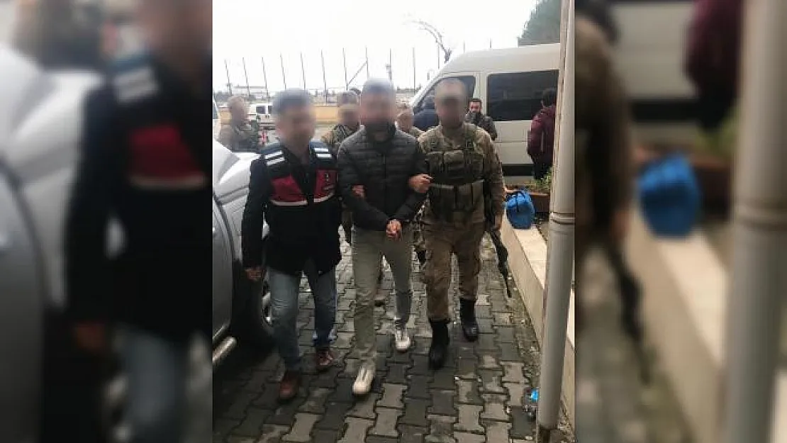 Terörist kıyafeti ve silahla poz veren zanlı tutuklandı
