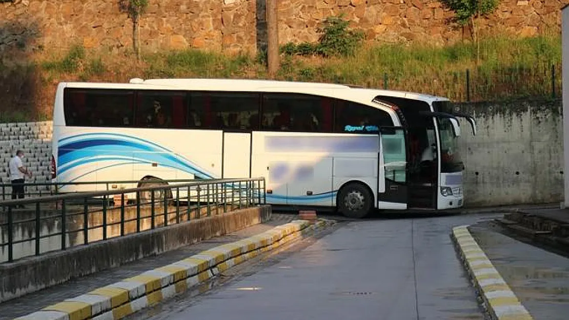 Test yaptırdı, sonucunu beklemeden yola çıktı! Otobüs karantina altına altında!