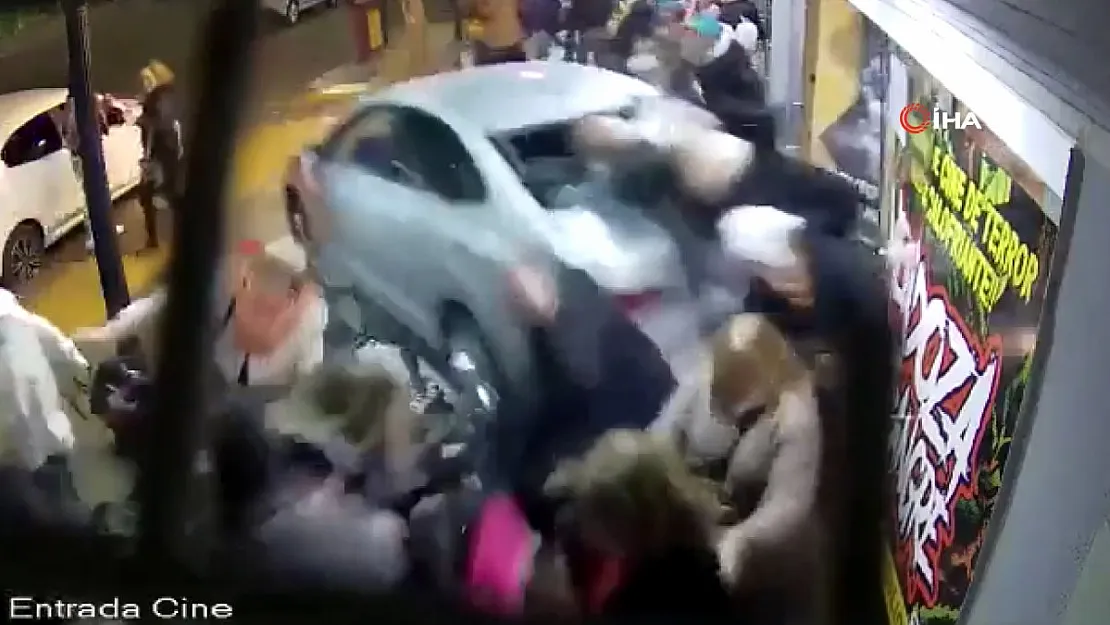 Tiyatro Salonunun Önünde Facia! Sıra Bekleyenlerin Arasına Araç Daldı! Onlarca Yaralı Var