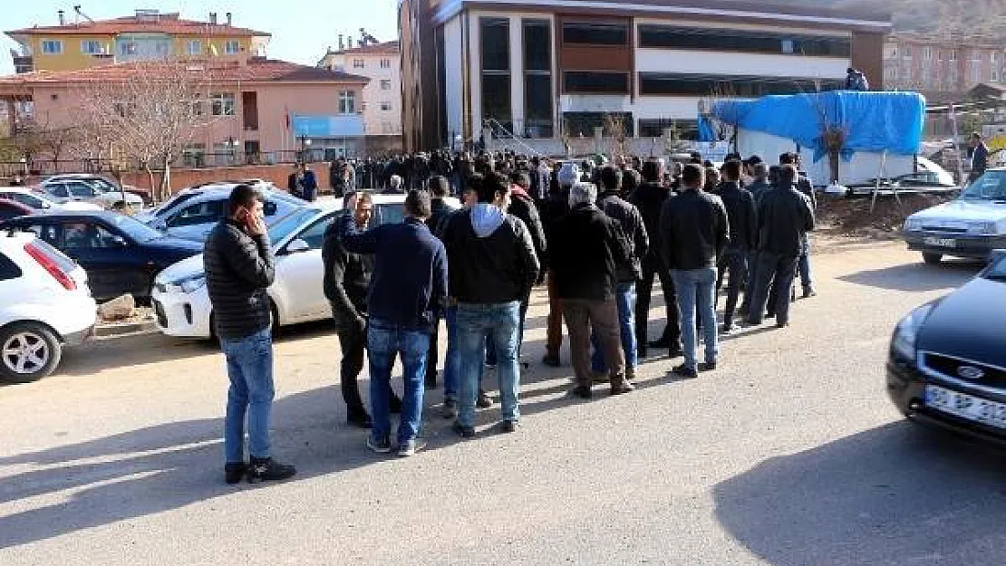 Tokat'ta 1500 Geçici İş Sahibi Olmak İsteyenler İŞKUR Önünde Uzun Kuyruklar Oluşturdu!