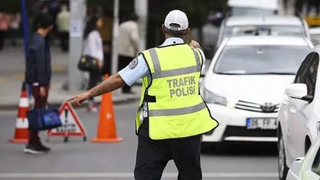 Trafikte araç kullananlar dikkat! Hız sınırı değişti: Binlerce vatandaşa son dakika duyuruldu