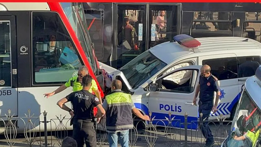Tramvay İle Polis Aracı Çarpıştı! Çok Sayıda Yaralı Polis Var