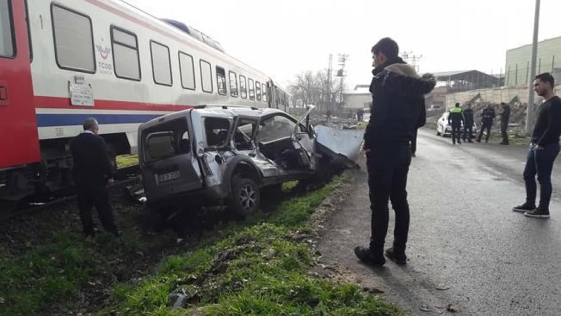 Tren Ticari Araca Çarptı ! Yaralılar Var