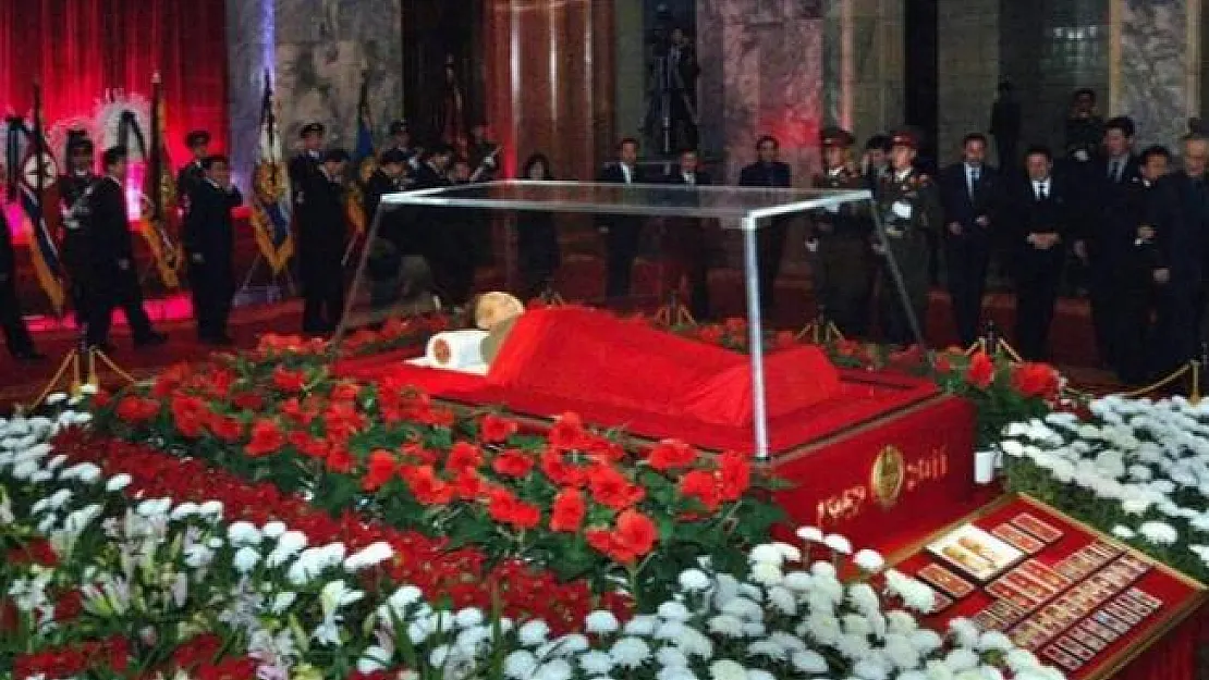 Tüm dünya bu kareyi konuşuyor! Kim Jong - Un'un tabutta fotoğrafı paylaşıldı!