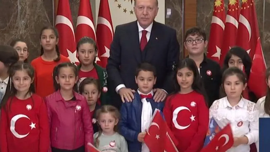 Tüm Türkiye tek yürek oldu! Saat 21.00'de balkonlardan İstiklal Marşı okundu!