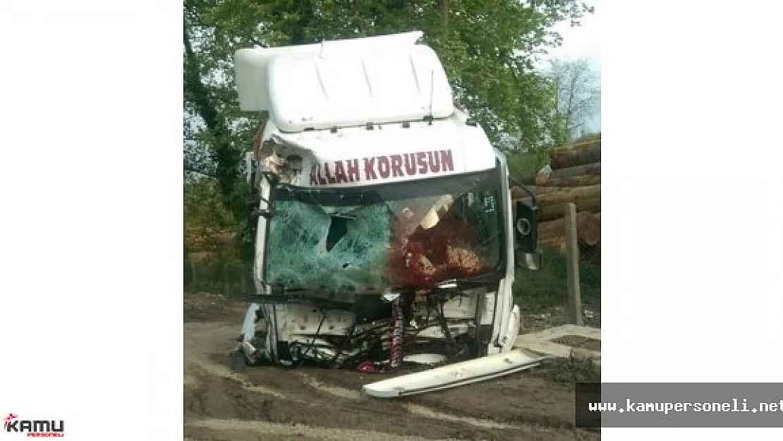 Tunceli'de Freni Boşalan Tır İki Katlı Evin Üzerine Devrildi