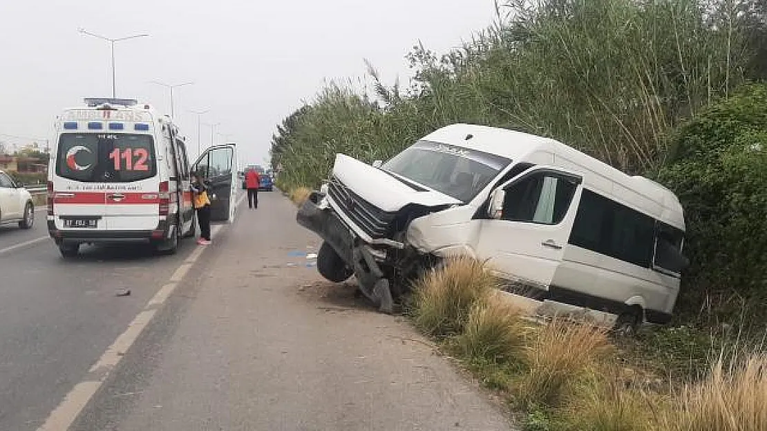 Turistleri Taşıyan Minibüs Devrildi! Onlarca Yaralı Var!