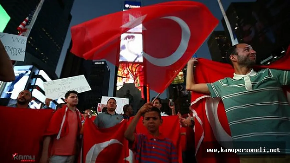 Türk Vatandaşları FETÖ Elebaşı Gülen'i Protesto Etmek İçin NewYork'ta Buluştu