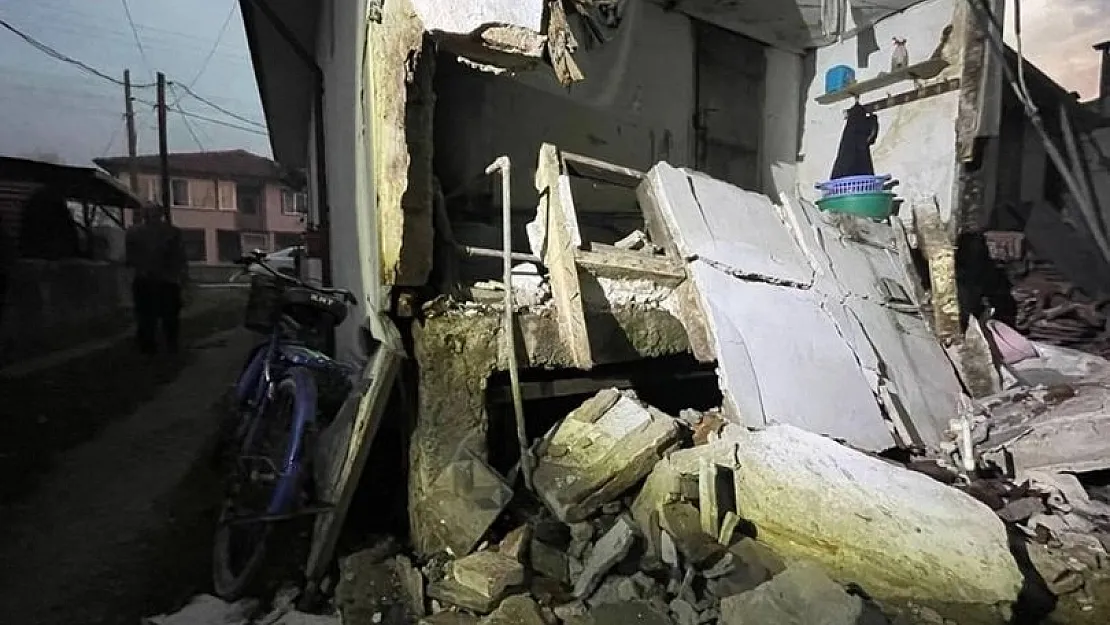 Türkiye depremi kıtaları aştı! Fay yarıldı tsunami alarmı verildi!