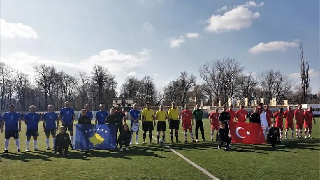Türkiye ve Kosovalı futbol veteranları dostluk maçında buluştu
